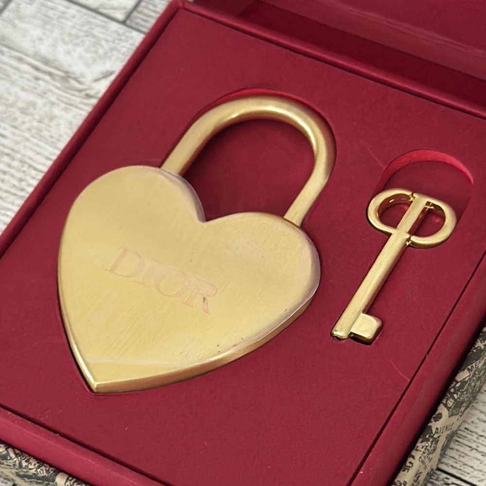 Dior Gold Heart Padlock Cadena & Key Set Includes Box & Gift Bag NEW - Picture 3 of 9